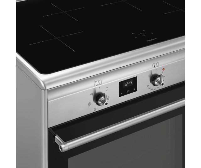 De Smeg CX92IM heeft twee bedieningsknoppen en een strakke ronde greep