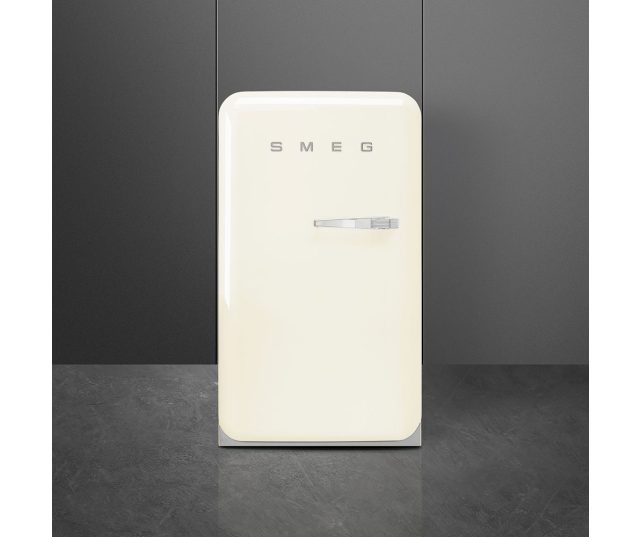 Foto van de SMEG tafelmodel koelkast FAB10HLCR5 uitgevoerd met linkdraaiende deur.