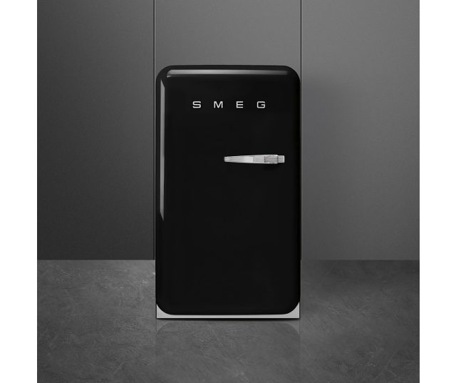 De Smeg FAB10LBL5 heeft tafelmodel afmetingen en is uitgevoerd in de kleur zwart