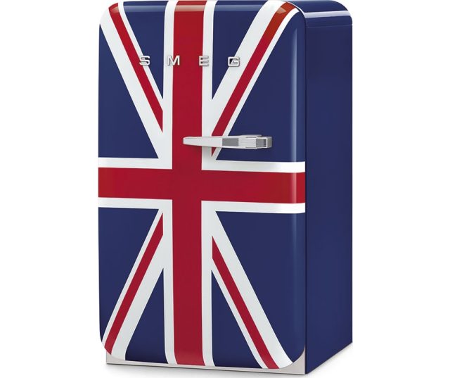 De Smeg FAB10LDUJ5 heeft de Union Jack vlag afgebeeld op de deur