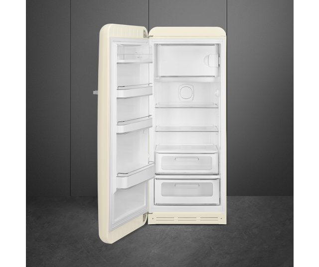 Het interieur van de Smeg FAB28LCR5 koelkast crème - linksdraaiend