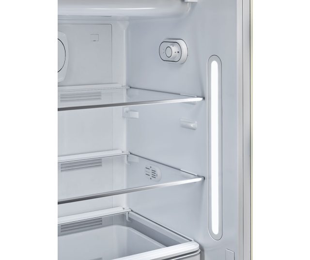 De heldere LED verlichting in de Smeg FAB28RDEG5 koelkast groen