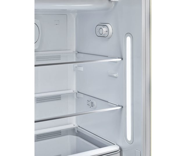 Op deze foto zijn de lichtstrips en de thermostaat van de Smeg FAB28RDTP5 koelkast zichtbaar