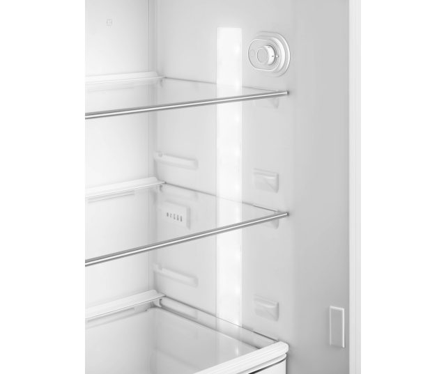 Praktisch is de heldere lichtzuil van LED verlichting in de wanden van de Smeg FAB30RLI5