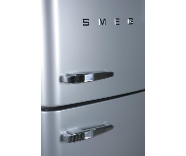 Fraai retro jaren'50 design van de FAB30RX1 met bijpassende SMEG grepen