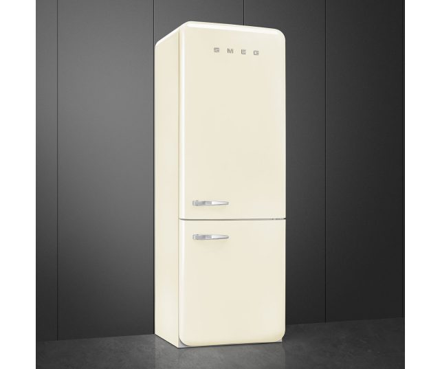 De Smeg FAB38RCR5 is uitgevoerd in retro jaren 50 design