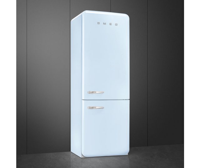 De Smeg FAB38RPB5 is een rechtsdraaiende uitvoering uitgevoerd in de kleur azuurblauw