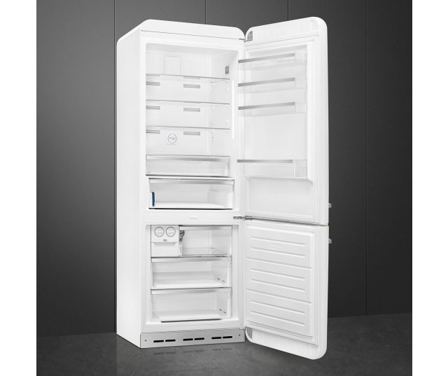 De Smeg FAB38RWH5 beschikt over een inhoud van 333 liter koel en 124 liter vriesruimte