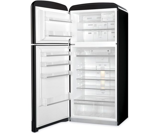 Het interieur van de Smeg FAB50LBL koelkast zwart