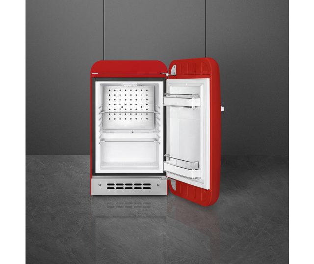 Het interieur van de Smeg FAB5RRD5 minibar rood is op deze foto goed te zien