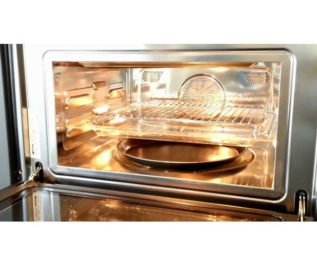 Het interieur van de Smeg S45MCX2 is volledig uitgevoerd in roestvrijstaal en voorzien van binnenverlichting