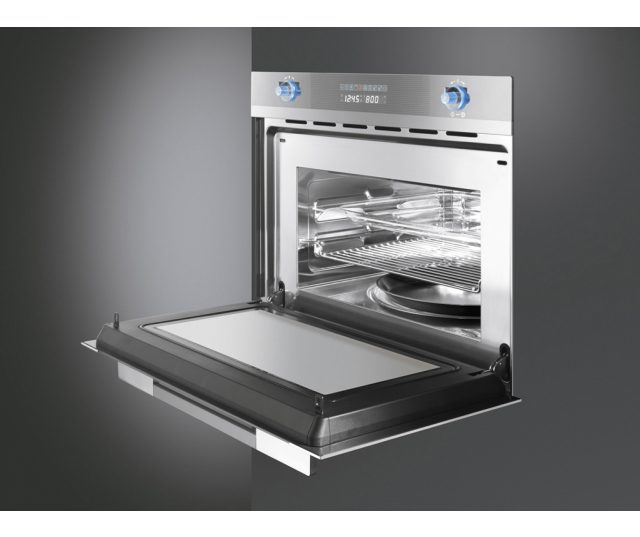 De Smeg SC45MC2 afgebeeld met geopende deur.