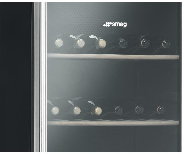 Dankzij de geinte ruit, de optimale temperatuur en luchtvochtigheid, het koolstoffilter en de electronische bediening biedt deze koelkast optimale omstandigheden om wijn in te plaatsen.