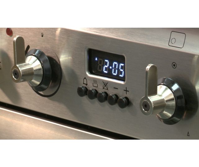 De Smeg SNL81MFX5 is uitgevoerd met digitaal programmeerbare klok