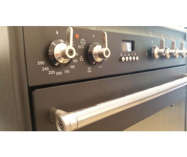 De combinatie van het antraciet met rvs accenten geven de SNLK61MA9 een chique design