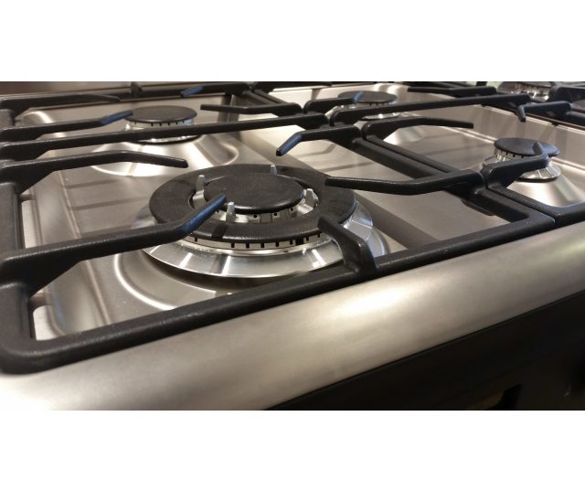 De wokbrander van de Smeg SNLK61MA9 bevindt zich linksvoor