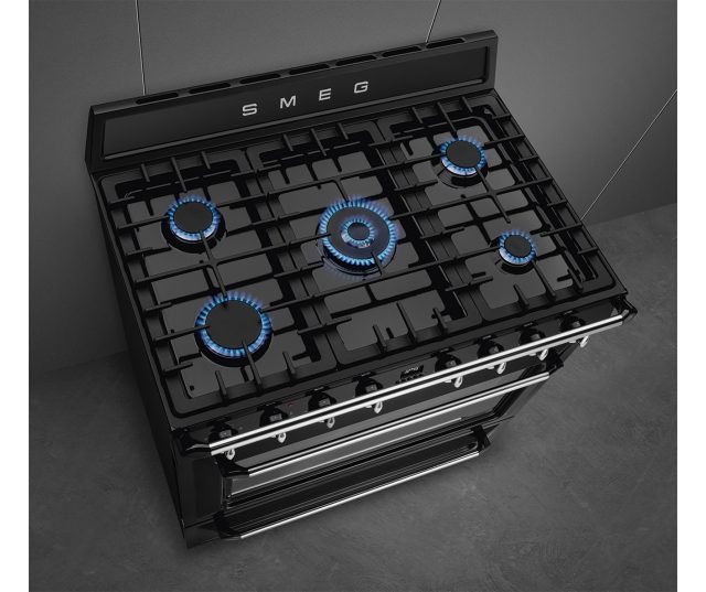 Het SMEG fornuis TR90NNLK9 beschikt over een 5,0 kW sterke wokbrander in het midden
