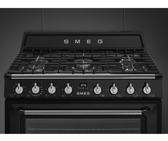 De Smeg TR90NNLK9 is voorzien van de kenmerkende Tradizionale knoppen