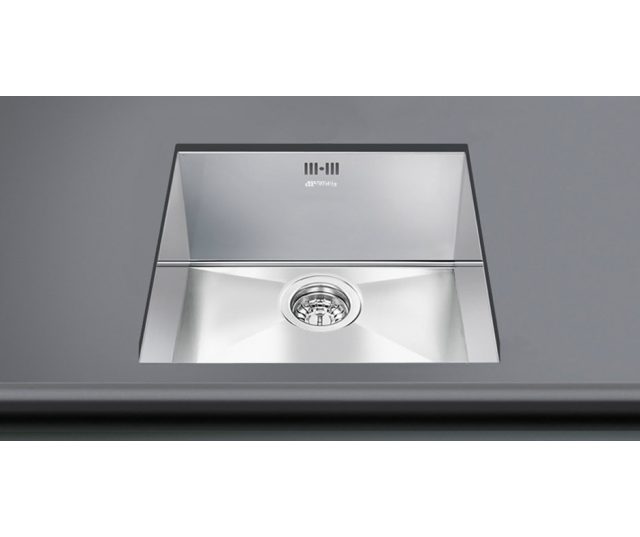 De Smeg VSTQ402 dient onder het aanrecht gemonteerd te worden.