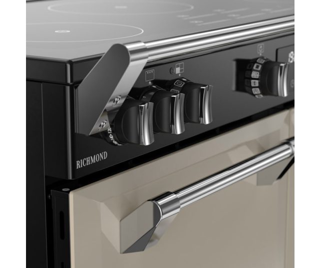Vrijstaand crèmekleurig Stoves fornuis met QuadOven technologie