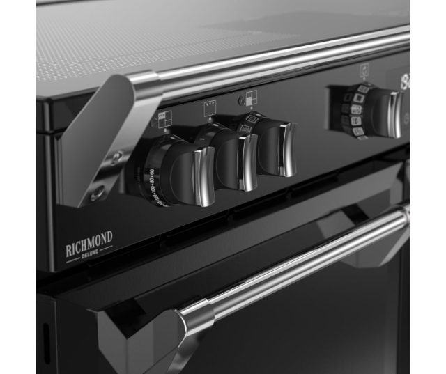 Zwart fornuis met FreedomFLEX™ zoneloze inductiekookplaat en draaiknop bediening