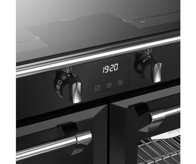 Close-up van touchscreen timer op Stoves Richmond 100 ZLS DX zwart fornuis