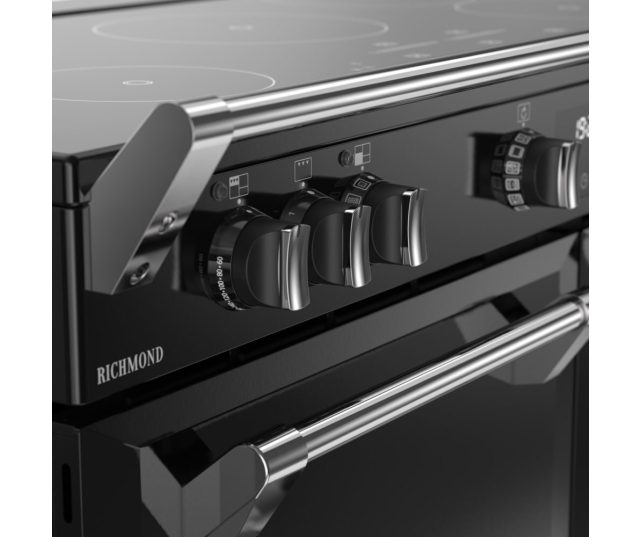 Retro design draaiknoppen en handgrepen op het zwarte Stoves fornuis 110 cm