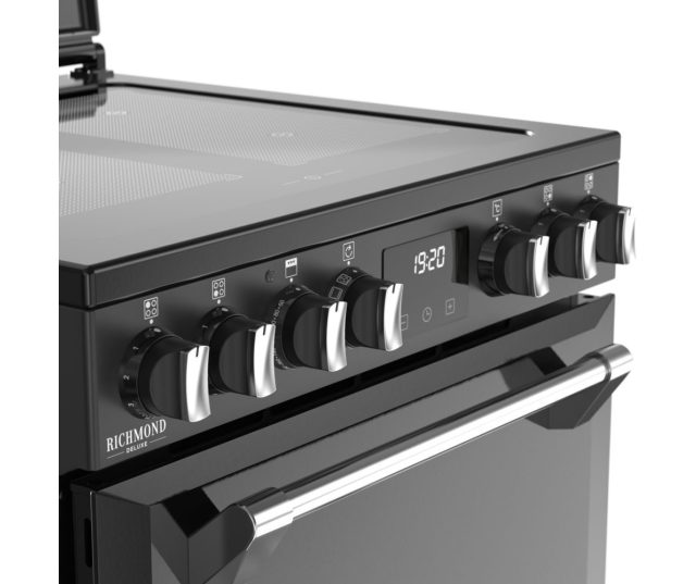 Close-up Stoves Richmond DX 60 Ei RTY – LED Maxi-Clock bediening en bedieningsknoppen inductiezones