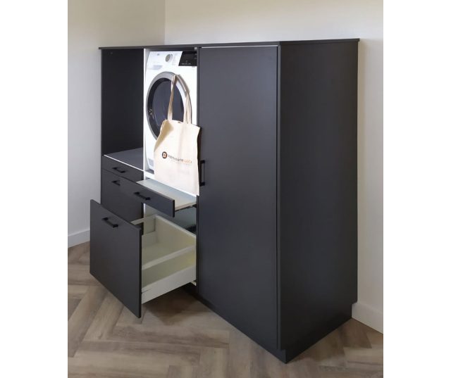 De Wasmachinekast THREE OF A KIND hier afgebeeld in de kleur metallic black