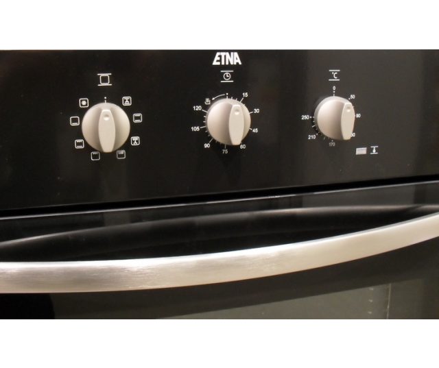 De combinatie van de zilveren accenten op het zwart maken de Etna A3405FTZT tot een fraaie inbouw oven