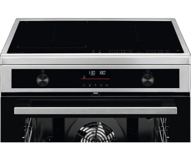 AEG CIB6490APM inductiefornuis detailopname bovenste helft met inductieplaat en ovenbesturing frontaal