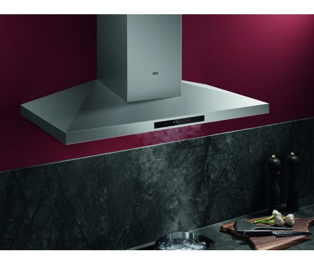 AEG DKB6971HM afzuigkap detailfoto touchpaneel met oranje verlichte vetfilter- en koolstoffilterindicator