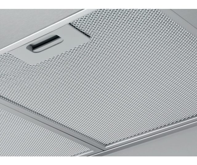 AEG DKE5950M metalenfilter detail met handgreep en perforatiemotief