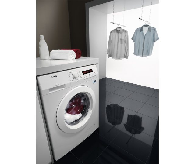 Foto van de Aeg L72472NFL wasmachine geplaatst in een wasruimte