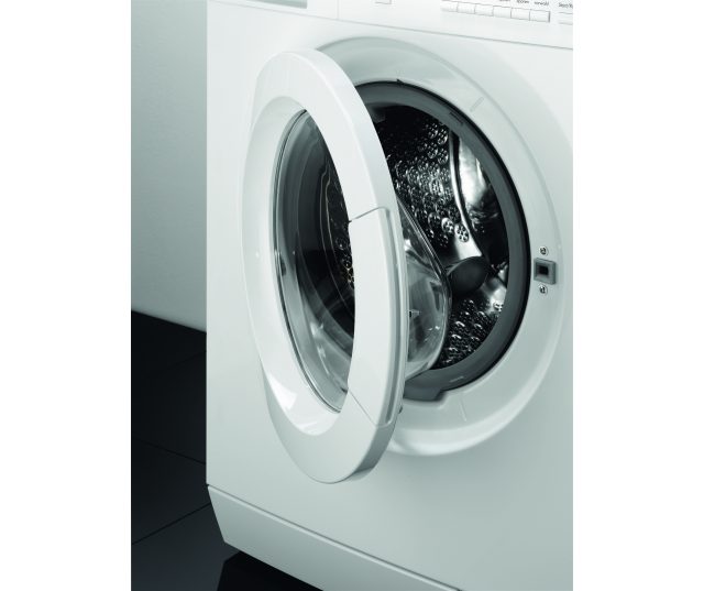De Aeg L72672NFL wasmachine is uitgevoerd met een linksdraaiende deur en een vernieuwde trommel
