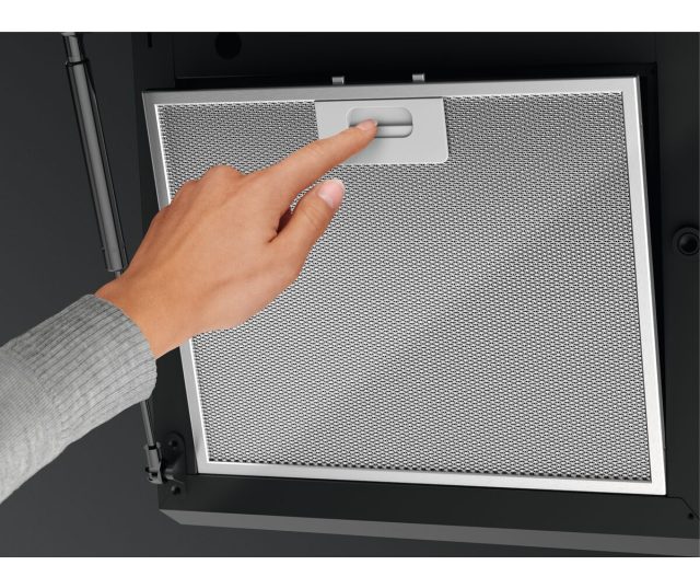 AEG NVK961DB afzuigkap, metalen filterelement met hand die knop aanraakt