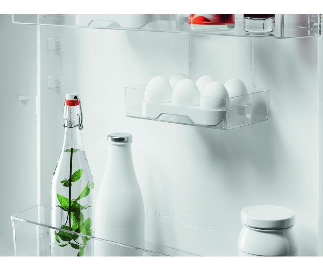 AEG OAB3F821EF koelkast interieur bovenaanzicht flessen eierhouder