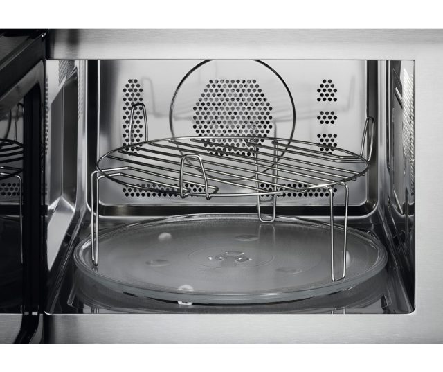 AEG OS5CM34MB inbouw magnetron combi interieur detailopname van grillrooster met poten geplaatst op het glazen draaiplateau