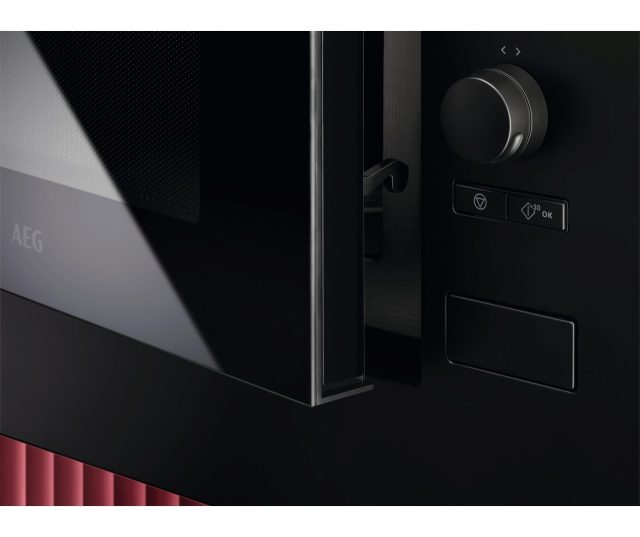 AEG OS5CM34MB inbouw magnetron combi close-up display met 180 graden Celsius instelling en functieknop met programmasymbolen