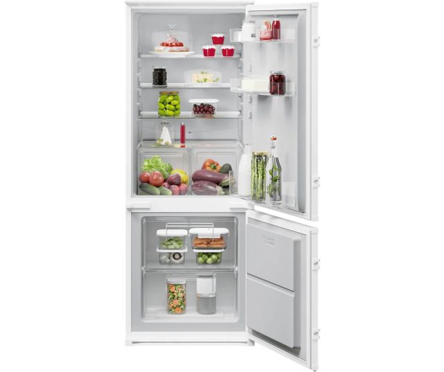 AEG OSC6L141ES inbouwkoelkast schuin perspectief, geopende deur toont interieur met korven en laden