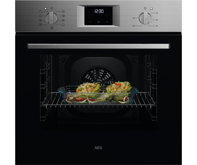 AEG OU5AB20CM inbouwoven vooraanzicht met open deur, bedieningspaneel en ovenschaal op het rooster