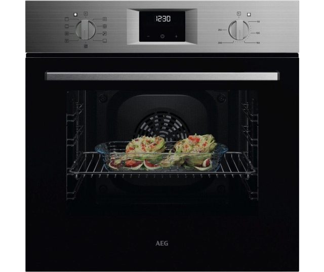 AEG OU5AB20CM bedieningspaneel detailfoto met functieschakelaar links, digitaal klokdisplay midden en temperatuurregelaar rechts