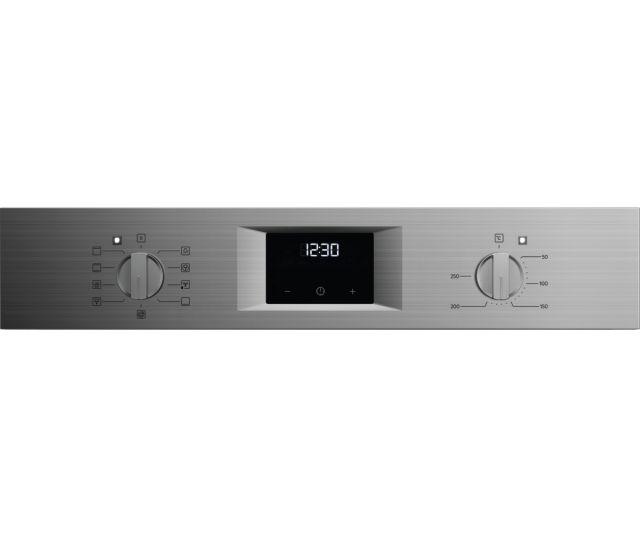 AEG OU5AB20CM bedieningspaneel close-up met RVS afwerking, twee knoppen en centraal touchdisplay met klok