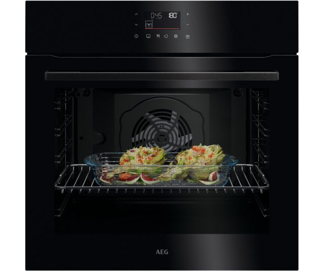 AEG OU5AB40PK compacte oven vooraanzicht met geopende deur en voedsel op rooster
