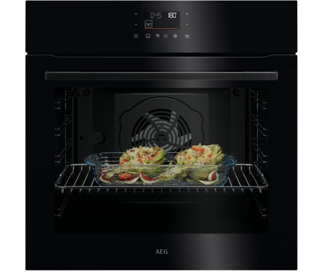 AEG OU5AB40PK compacte oven vooraanzicht met geopende deur en voedsel op rooster