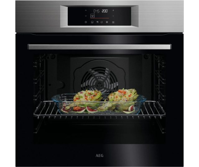 AEG OU5AB40PM compacte oven vooraanzicht geopend met gerechten op rek