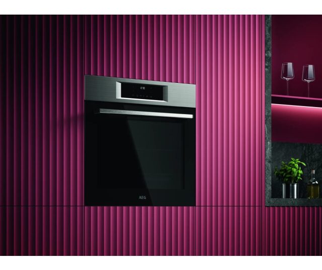 AEG OU5AB40PM compacte oven vooraanzicht inbouw in paarse keukenkast gesloten