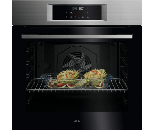 AEG OU5AB40PM compacte oven vooraanzicht geopend met gerechten op rek