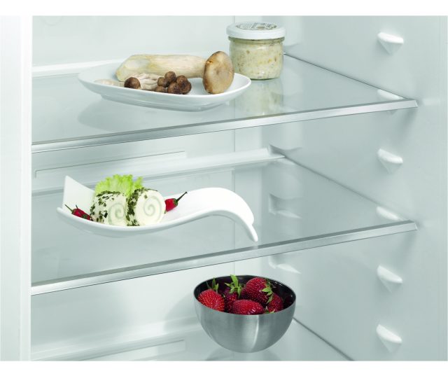 De Aeg S53820CTW2 koelkast wit is voorzien van glazen legplateaus