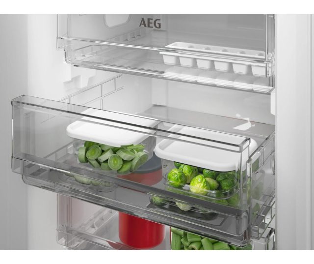 AEG TB6LA881ES koelkast interieur detail twee glasplateaus met groenten in manden